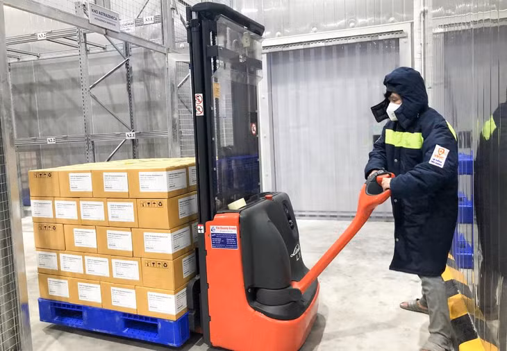 Lô vaccine AstraZeneca hơn 1,1 triệu liều đã về tới Sân bay Tân Sơn Nhất, TP.HCM sáng 13/8