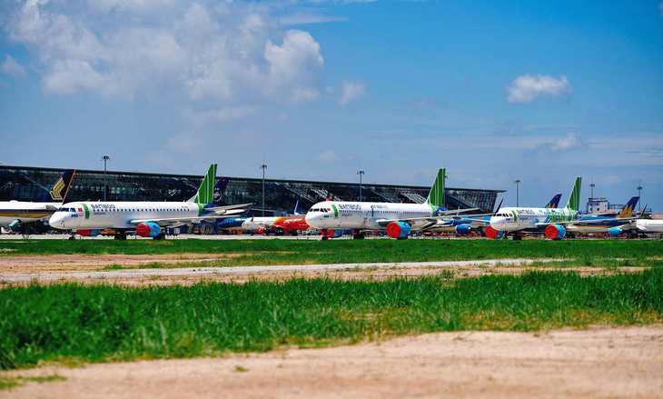 Một số máy bay của Bamboo Airways đỗ dọc theo đường lăn, gần nhà ga quốc tế T2. Một số máy bay của Bamboo Airways đỗ dọc theo đường lăn, gần nhà ga quốc tế T2.