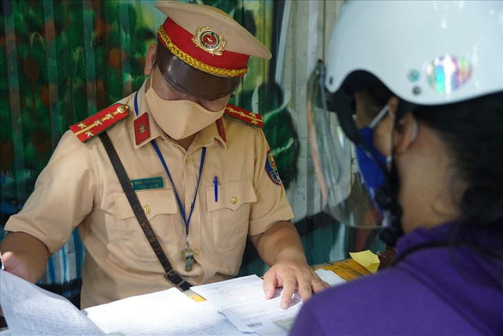 Thiếu tá Nguyễn Quang Huy (Tổ trường Tổ Y1, Công an TP.Hà Nội) cho hay, Tổ công tác thực hiện nhiệm vụ chính là kiểm tra các trường hợp ra đường. Qua kiểm tra, tổ công tác đã xử lý nhiều trường hợp vi phạm.