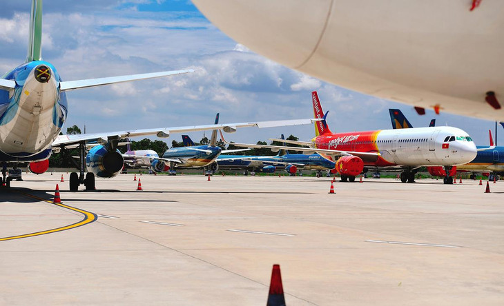 Cả tháng 7, sáu hãng hàng không Việt thực hiện 3.772 chuyến bay, chỉ nhỉnh hơn 145 chuyến so với thời điểm tháng 4/2020. Cả tháng 7, sáu hãng hàng không Việt thực hiện 3.772 chuyến bay, chỉ nhỉnh hơn 145 chuyến so với thời điểm tháng 4/2020.