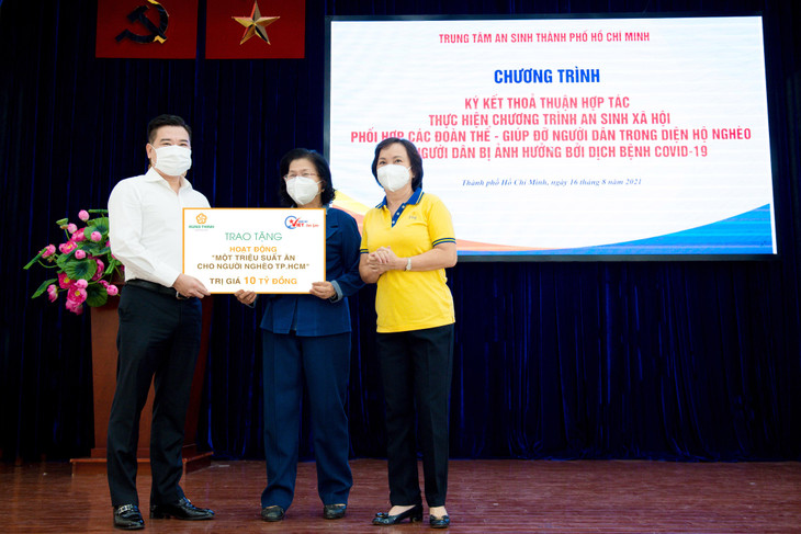 Ông Nguyễn Đình Trung trao biểu trưng 10 tỷ đồng cho bà Vũ Kim Hạnh - Chủ tịch Hội Doanh nghiệp Hàng Việt Nam chất lượng cao, đại diện ban tổ chức chương trình &quot;Vòng tay Việt - Sài Gòn&quot; và bà Cao Thị Ngọc Dung - đại diện tổ chức thiện nguyện &quot;Vòng Tay Việt&quot;