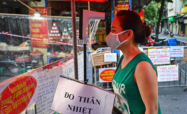 Lực lượng chức năng đã bố trí sẵn 1 máy đo thân nhiệt tự động trước lối ra vào, tất cả mọi người muốn vào trong sẽ được máy kiểm tra để tránh các trường hợp có nguy cơ lây nhiễm dịch bệnh vào khu vực chợ.