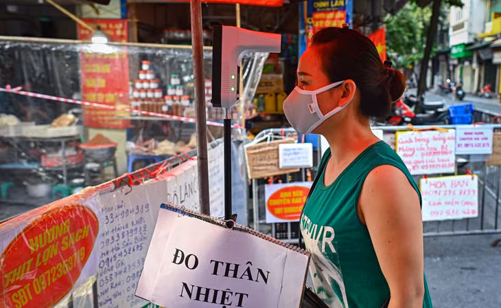 Lực lượng chức năng đã bố trí sẵn 1 máy đo thân nhiệt tự động trước lối ra vào, tất cả mọi người muốn vào trong sẽ được máy kiểm tra để tránh các trường hợp có nguy cơ lây nhiễm dịch bệnh vào khu vực chợ.