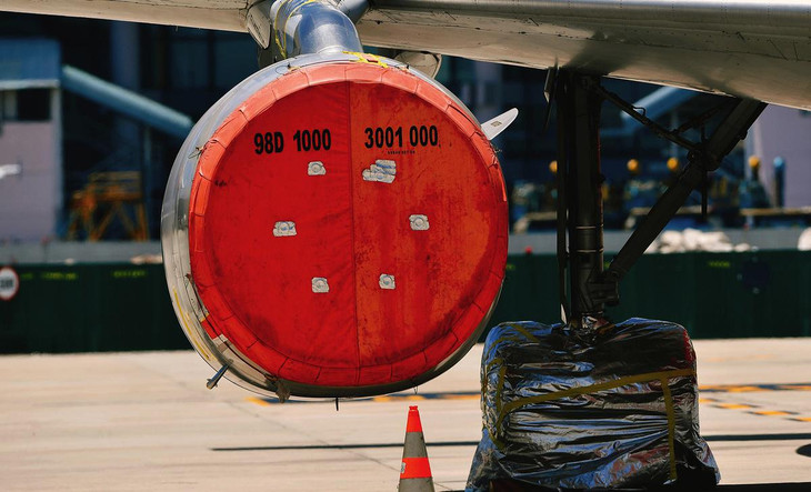 Do phải "dầm mưa, dãi nắng" lâu ngày, chưa biết khi nào hoạt động trở lại, toàn bộ máy bay được bao bọc kín động cơ, bánh và nhiều vị trí khác. Do phải "dầm mưa, dãi nắng" lâu ngày, chưa biết khi nào hoạt động trở lại, toàn bộ máy bay được bao bọc kín động cơ, bánh và nhiều vị trí khác.