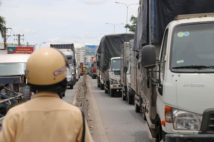 Quốc lộ 1 đoạn qua phường An Bình, TP. Dĩ An ùn tắc 4 km do Bình Dương dùng bê tông chắn ngang đường Quốc lộ 1 đoạn qua phường An Bình, TP. Dĩ An ùn tắc 4 km do Bình Dương dùng bê tông chắn ngang đường