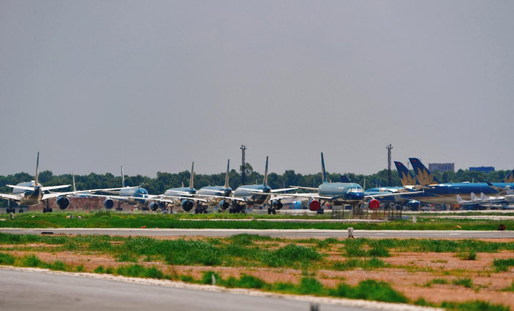 Phía trước, bên cạnh Vaeco, các vị trí trống mà không làm ảnh hưởng đến các hoạt động, hãng đều tận dụng làm vị trí đỗ theo quy định. Theo số liệu từ Planespotter, trong 100 máy bay của Vietnam Airlines, có 73 chiếc phải nằm sân ngừng hoạt động do ảnh hưởng của dịch Covid-19. Phía trước, bên cạnh Vaeco, các vị trí trống mà không làm ảnh hưởng đến các hoạt động, hãng đều tận dụng làm vị trí đỗ theo quy định. Theo số liệu từ Planespotter, trong 100 máy bay của Vietnam Airlines, có 73 chiếc phải nằm sân ngừng hoạt động do ảnh hưởng của dịch Covid-19.