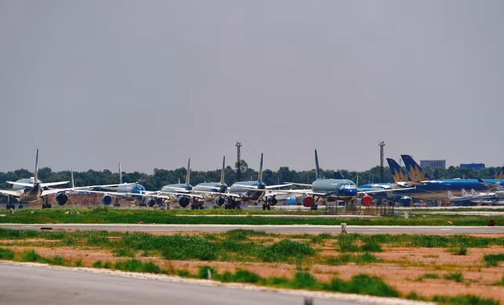 Phía trước, bên cạnh Vaeco, các vị trí trống mà không làm ảnh hưởng đến các hoạt động, hãng đều tận dụng làm vị trí đỗ theo quy định. Theo số liệu từ Planespotter, trong 100 máy bay của Vietnam Airlines, có 73 chiếc phải nằm sân ngừng hoạt động do ảnh hưởng của dịch Covid-19.