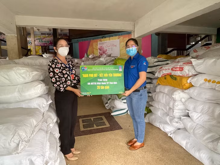 Trao tặng gạo hỗ trợ các hoàn cảnh khó khăn tại TP. Thủ Đức