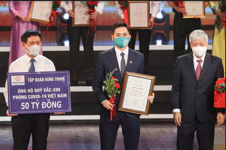 Tập đoàn Hưng Thịnh đóng góp 50 tỷ đồng vào Quỹ vắc-xin phòng chống Covid-19 của Chính phủ Tập đoàn Hưng Thịnh đóng góp 50 tỷ đồng vào Quỹ vắc-xin phòng chống Covid-19 của Chính phủ