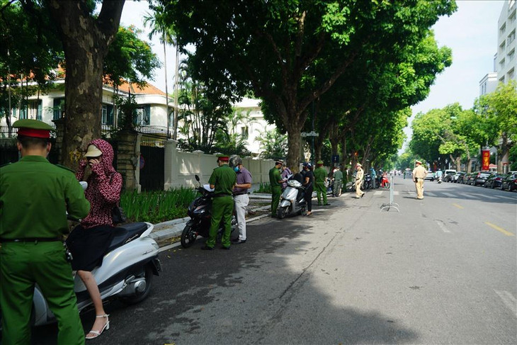 Được biết, thời gian hoạt động của các tổ công tác theo thời gian giãn cách xã hội trên địa bàn thành phố. Quá trình làm nhiệm vụ, các tổ công tác thực hiện nghiêm những quy định liên quan đến phòng, chống dịch. Việc kiểm soát, xử lý đối với người và phương tiện đảm bảo an toàn, các yêu cầu phòng, chống dịch COVID-19.