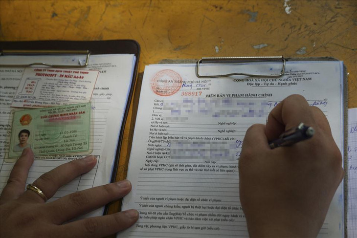 Nhiều trường hợp ra đường không có lý do chính đáng đã bị lập biên bản xử phạt theo đúng quy định.