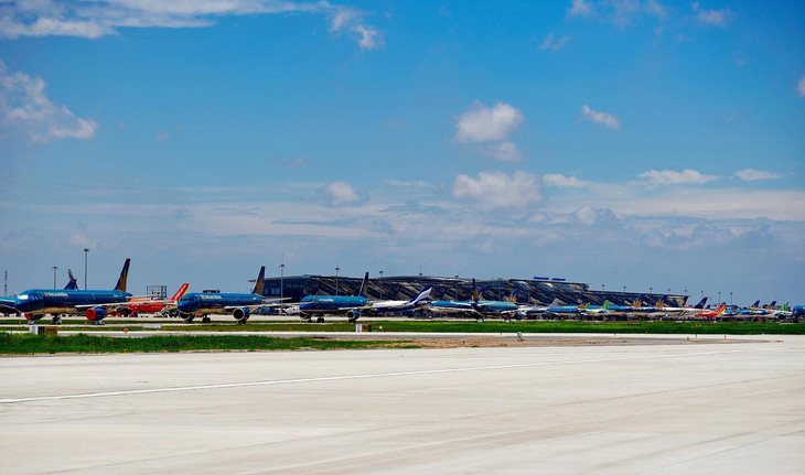 Lúc 11h ngày 17/8, máy bay đậu kín các vị trí sân đỗ, phải xếp nối đuôi nhau bất động một chỗ cả trên đường lăn. Trong số này, "lực lượng hùng hậu" nhất là tàu bay của Vietnam Airlines, áp đảo hoàn toàn các vị trí đỗ, kéo dài từ đầu tới cuối sân đỗ. Lúc 11h ngày 17/8, máy bay đậu kín các vị trí sân đỗ, phải xếp nối đuôi nhau bất động một chỗ cả trên đường lăn. Trong số này, "lực lượng hùng hậu" nhất là tàu bay của Vietnam Airlines, áp đảo hoàn toàn các vị trí đỗ, kéo dài từ đầu tới cuối sân đỗ.