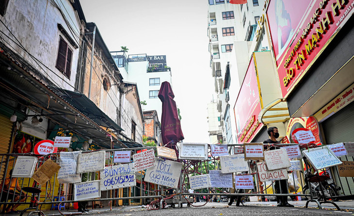 Khu chợ Hàng Bè giữa những ngày giãn cách xã hội gần đây đang có thêm một biện pháp bán hàng kiểu mới với hàng loạt các tấm biển quảng cáo tự phát được các tiểu thương gắn lên hàng rào chắn tại các lối ra, vào chợ để người dân không cần vào trong vẫn mua được hàng.