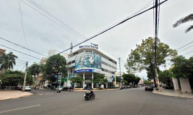 UBND tỉnh Đắk Lắk từng bàn lô đất số 48 đường Phan Bội Châu cho doanh nghiệp Tính Nên (địa chỉ ở thị xã Buôn Hồ), nhưng không thông qua đấu giá. Nay, vị trí này thuộc sở hữu của Ngân hàng Bản Việt.