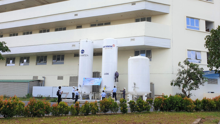 Hệ thống oxy và hệ thống hút chân không đang vận hành tại Bệnh viện Hồi sức Covid-19 Hệ thống oxy và hệ thống hút chân không đang vận hành tại Bệnh viện Hồi sức Covid-19