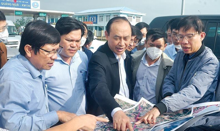 Thứ trưởng Bộ GTVT Lê Đình Thọ (ở giữa) kiểm tra hướng tuyến cao tốc phía Đông đoạn qua Quảng Ngãi đầu tháng 3/2022