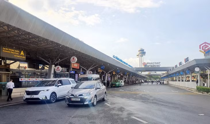 Sân bay Tân Sơn Nhất hiện thiếu bãi đậu xe chờ để taxi, xe công nghệ, xe hợp đồng... đậu và quay vòng nhanh vào sân bay đón khách