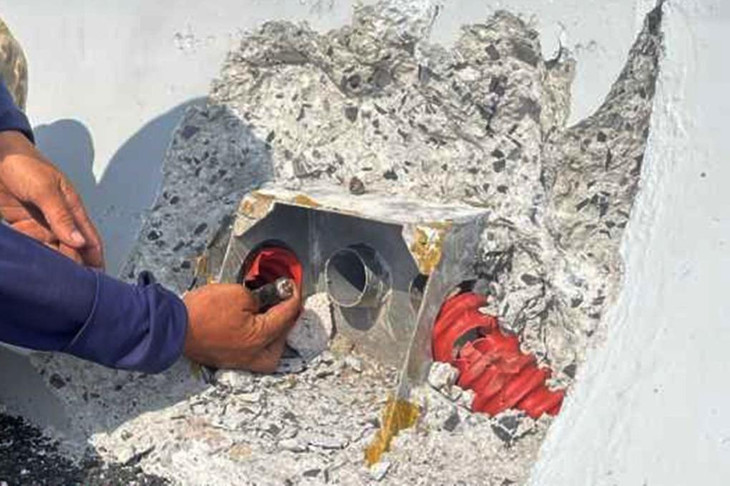 Cáp điện trên cầu Vân Tiên bị cắt ngắn khiến việc xử lý rất khó khăn Cáp điện trên cầu Vân Tiên bị cắt ngắn khiến việc xử lý rất khó khăn