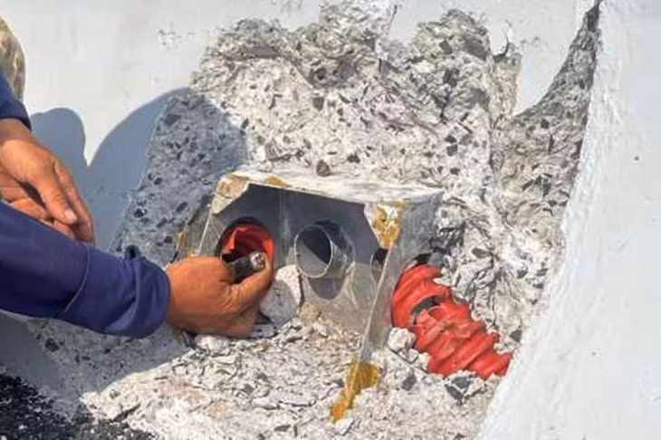 Cáp điện trên cầu Vân Tiên bị cắt ngắn khiến việc xử lý rất khó khăn