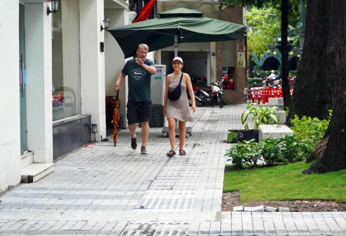 Một đoạn vỉa hè quanh Hồ Con Rùa sau khi được lát đá