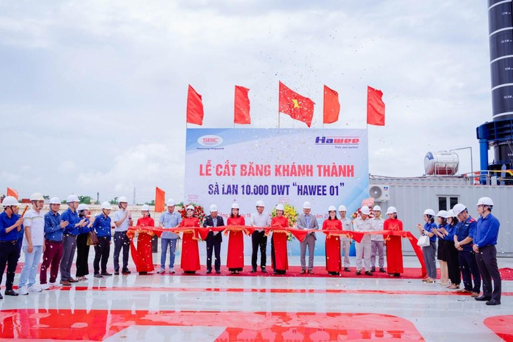 Các đại biểu cắt băng khánh thành Sà lan Hawee 01 Các đại biểu cắt băng khánh thành Sà lan Hawee 01