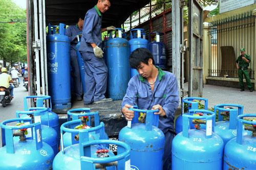 Từ 1/9, mỗi bình gas loại 12 kg đến tay người tiêu dùng tiếp tục điều chỉnh xuống 423.500 đồng