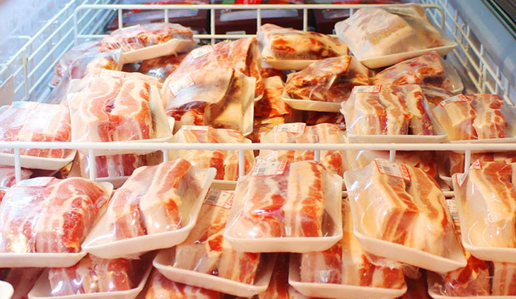Thịt heo nhập khẩu được bày bán tại một siêu thị ở Hà Nội