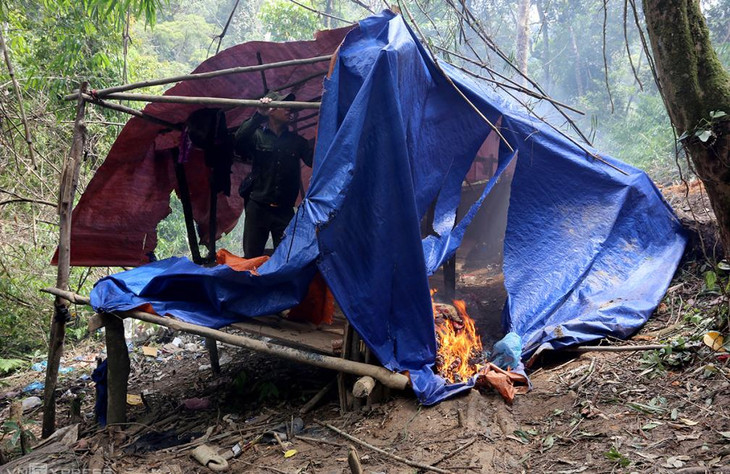 Một lán trại bị chặt phá, đốt cháy sáng 6/9