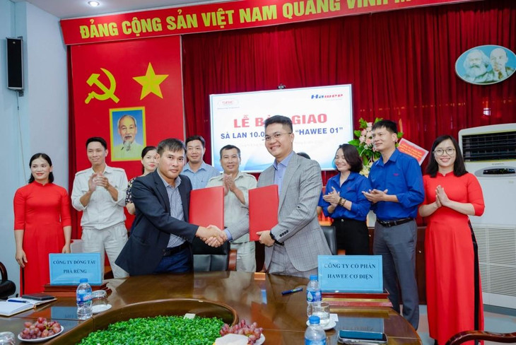 Hai bên ký biên bản giao sà lan Hawee 01 Hai bên ký biên bản giao sà lan Hawee 01