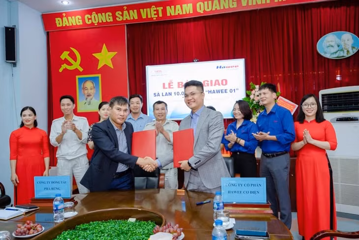 Hai bên ký biên bản giao sà lan Hawee 01