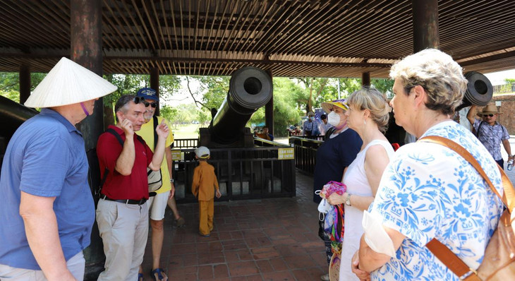 Khách du lịch nước ngoài đến tham quan Huế