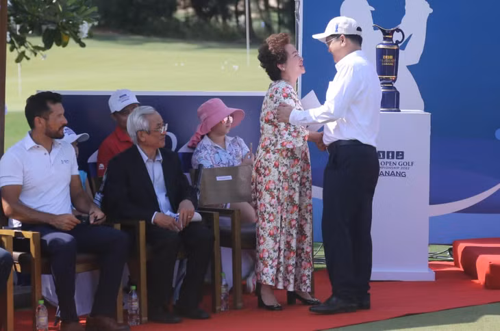 Ông Trần Phước Sơn, Phó Chủ tịch UBND thành phố Đà Nẵng bắt tay Madame Nguyễn Thị Nga, Chủ tịch Tập đoàn BRG, ghi nhận những đóng góp của Tập đoàn BRG đối với thành công của giải đấu