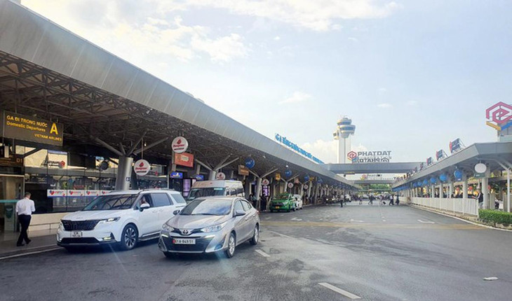 Sân bay Tân Sơn Nhất hiện thiếu bãi đậu xe chờ để taxi, xe công nghệ, xe hợp đồng... đậu và quay vòng nhanh vào sân bay đón khách Sân bay Tân Sơn Nhất hiện thiếu bãi đậu xe chờ để taxi, xe công nghệ, xe hợp đồng... đậu và quay vòng nhanh vào sân bay đón khách