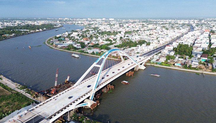 Cầu Trần Hoàng Na có tổng chiều dài 820 m