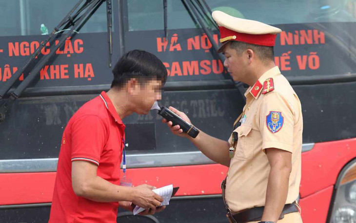Cảnh sát giao thông Hòa Bình kiểm tra vi phạm nồng độ cồn. Ảnh minh họa Cảnh sát giao thông Hòa Bình kiểm tra vi phạm nồng độ cồn. Ảnh minh họa
