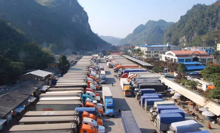 Hàng xuất qua các cửa khẩu biên giới, trong đó có Trung Quốc, gồm hàng xuất chính ngạch theo thông lệ quốc tế và trao đổi cư dân (tiểu ngạch)