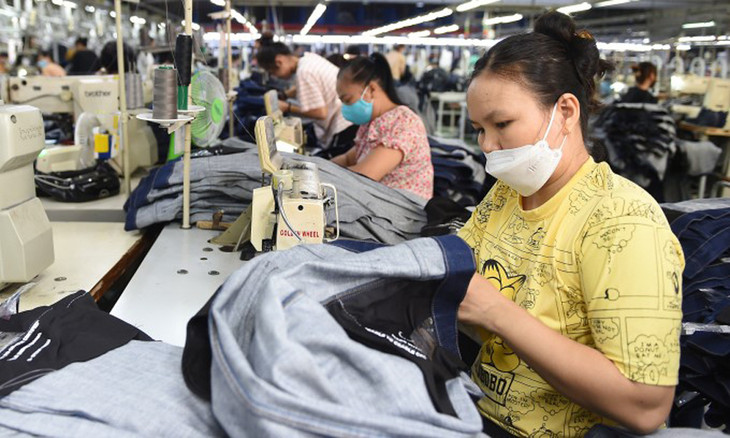 Công nhân may ở nhà máy tại TP. Thủ Đức Công nhân may ở nhà máy tại TP. Thủ Đức