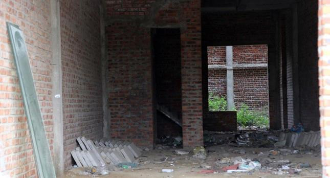 Nhếch nhác bên trong các căn biệt thự bị bỏ hoang