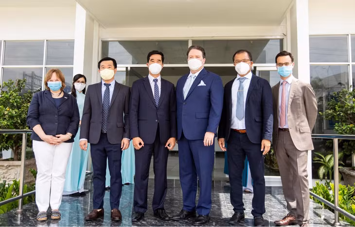 Đại diện Vinamilk tiếp đón Tân Đại sứ Marc Evans Knapper và đoàn công tác Đại sứ quán Hoa Kỳ