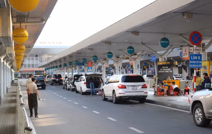 Làn B sân bay Tân Sơn Nhất hiện tổ chức cho xe buýt vào đón trả khác