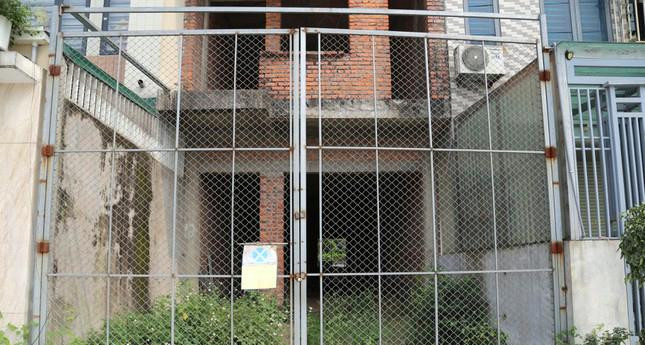 Cổng khóa kín tại một căn liền kề bị bỏ hoang