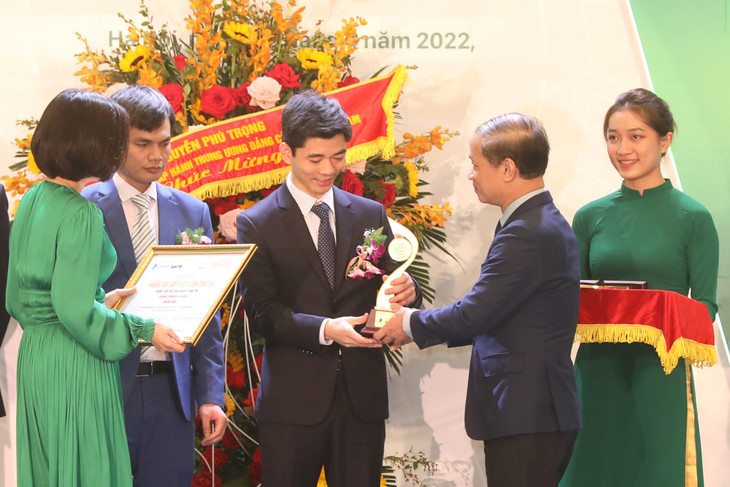 Ông Nguyễn Thanh Hải - Giám đốc Trung tâm Sản phẩm và Giải pháp, VNPT Technology nhận giải Ba cho giải pháp ONE Telco