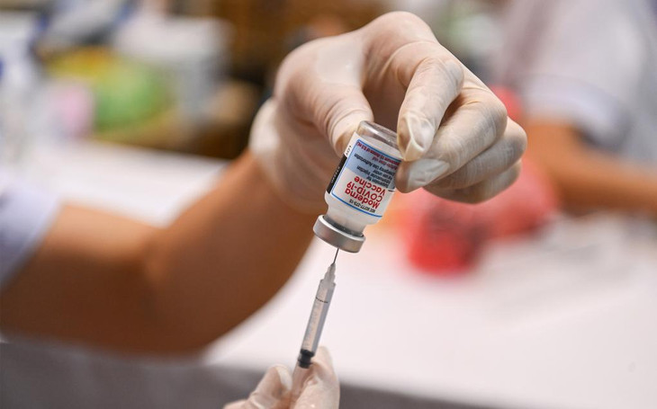 Nhân viên y tế chuẩn bị mũi tiêm vaccine Moderna