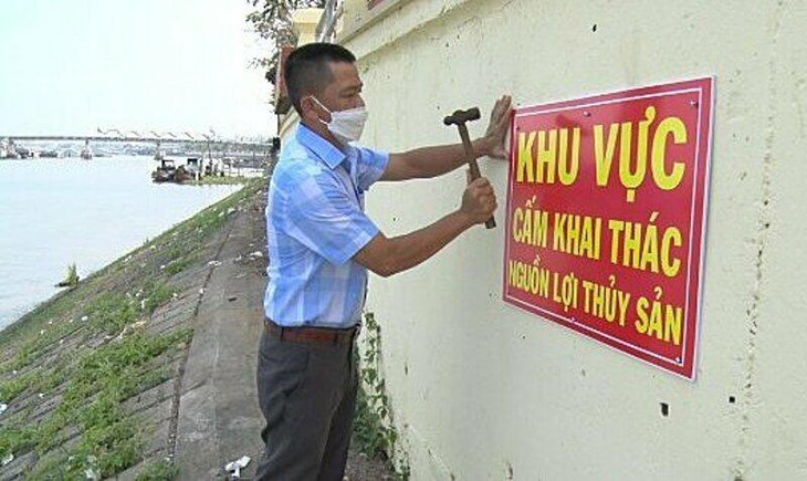 TP. Hồng Ngự gắn biển báo khu vực cấm khai thác nguồn lợi thủy sản trên đoạn sông dài khoảng 3 km