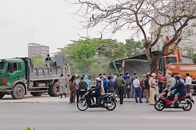 Các lực lượng chức năng quận Hải An cưỡng chế, thu hồi 9.165 m2 đất được thành phố cho Công ty Duy Hưng thuê 14 năm trước