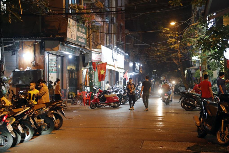 Nhiều người dân và du khách đến thưởng thức các món ăn làm từ phở tại phố Ngũ Xã