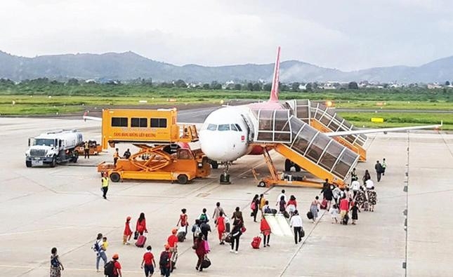 Lượng khách đi và đến sân bay Liên Khương tăng cao hơn dự kiến.