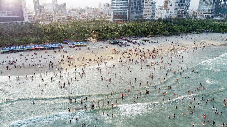 Du khách và người dân đổ về biển Đà Nẵng dịp nghỉ lễ.