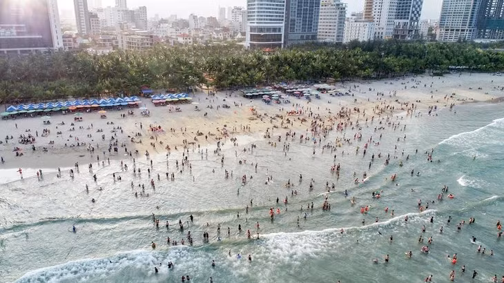 Du khách và người dân đổ về biển Đà Nẵng dịp nghỉ lễ.