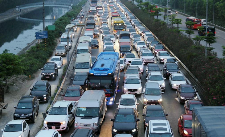 Dòng phương tiện trên Quốc lộ 1A hướng vào quận Hoàng Mai (Hà Nội).